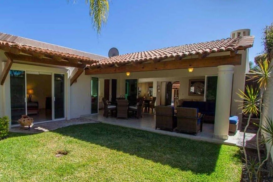 Una casa íntima en Chapala, con patio ajardinado y espacios para compartir con calma.